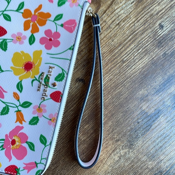 SEND OFFERS❤️ Perfect condition kate spade ♠️ New York flower wristlet summer ♠️ - Picture 6 of 9